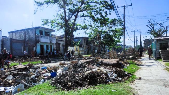 Despojos de Melissa se pudren en las calles de Santiago de Cuba.