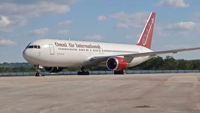 Avión en el que llegaron los cubanos deportados a La Habana.