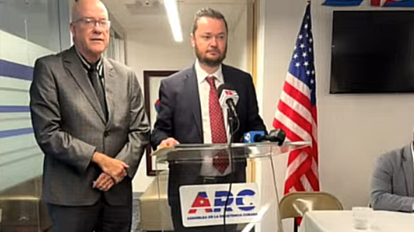 El secretario nacional de la Asamblea de la Resistencia Cubana, Orlando Gutiérrez Boronat, y el diputado ucraniano Maryan Zablotsky presentan la iniciativa.