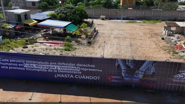 Valla instalada por el Instituto sobre Raza, Igualdad y Derechos Humanos.