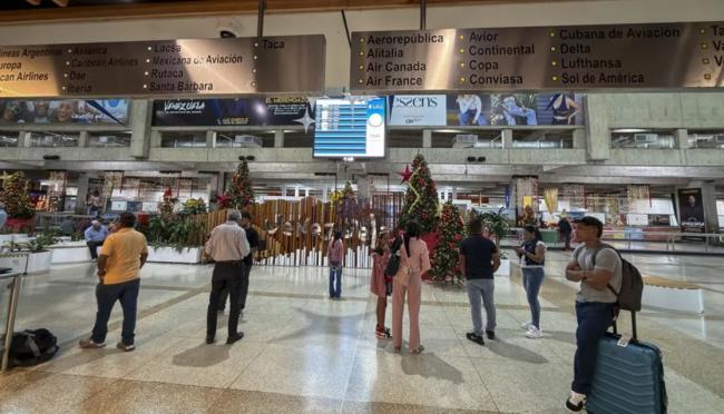 Viajeros en un área del aeropuerto internacional Simón Bolívar, Caracas. 