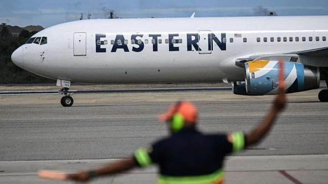 Un operador en una pista aérea.