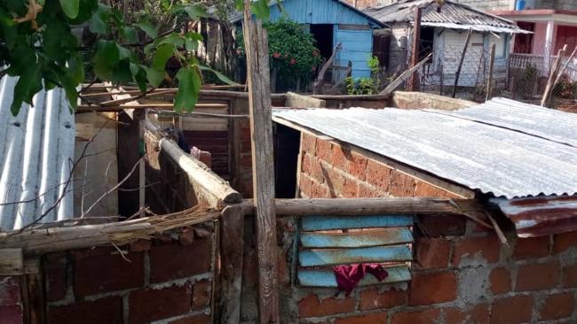 El techo de la casa de Kirenia Quintana tras el paso del huracán Melissa.
