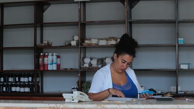 Una farmacia vacía en Cuba.