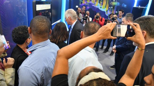 Miguel Díaz-Canel en el stand de Inteligencia Artificial, FIHAV 2025.