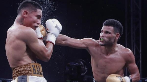 Erislandy Álvarez (d) en su combate.