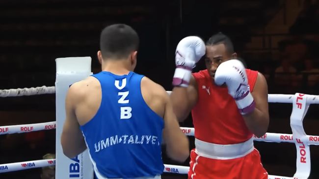El cubano Arlen López en su pelea ante el uzbeko Javokhir Ummataliev.