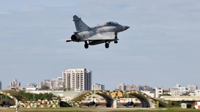 Un caza Mirage 2000 de la Fuerza Aérea de Taiwán se aproxima para aterrizar en una base aérea en Hsinchu, Taiwán. 