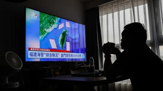 Una persona observa las noticias en Taipéi, Taiwán, este martes.