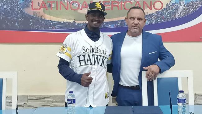 El pelotero contratado en Japón Jonathan Moreno y Juan Reinaldo Pérez Pardo.