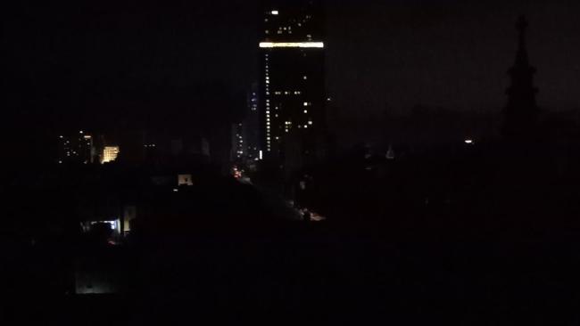 En medio del apagón en El Vedado habanero, solo los hoteles tienen servicio eléctrico.