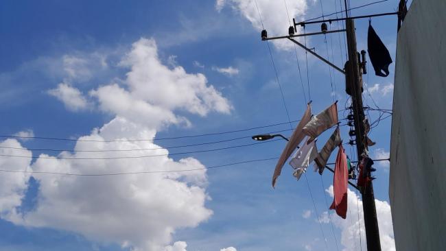 Tendido eléctrico sobre un colgador de ropa en Cuba.