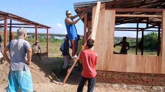 Construcción de viviendas para damnificados en Santiago de Cuba.