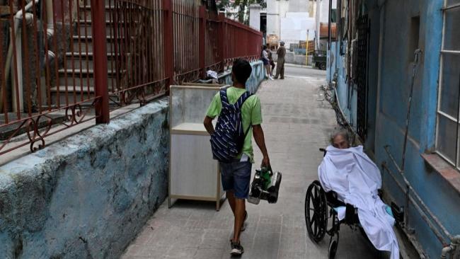 Un operario de la campaña antivectorial en La Habana.