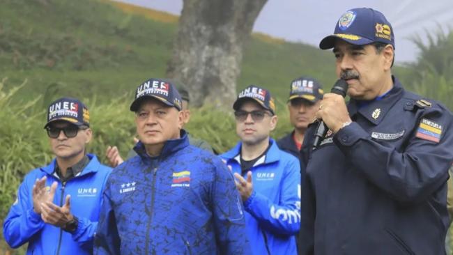 Nicolás Maduro junto a Diosdado Cabello (i), hablando en un acto de gobierno en Caracas. 