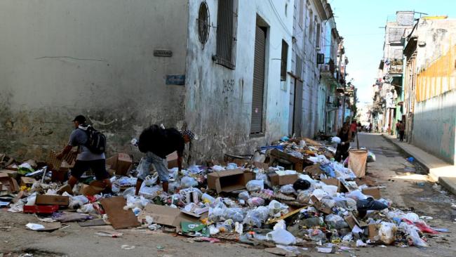 Un basurero en una calle de La Habana.