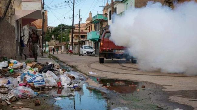 Fumigación en una calle cubana.