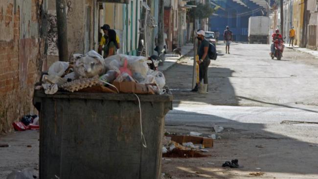 Basura en una calle del Cerro en La Habana.