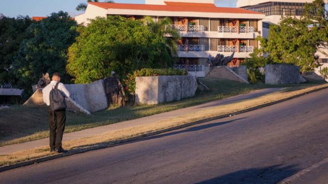 Un empleado de un hotel en Varadero coge botella para regresar a su casa.