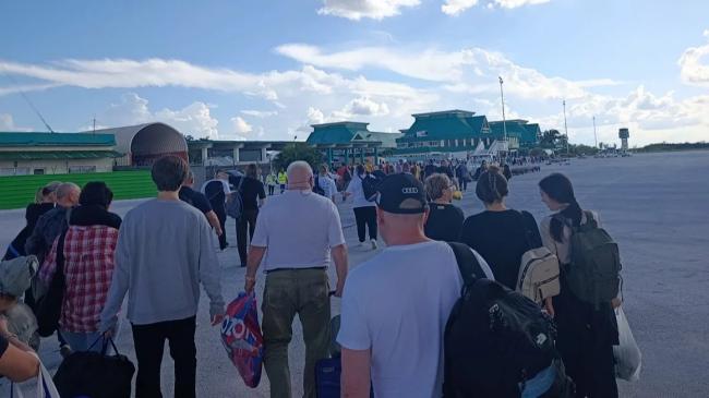 Turistas de Rusia desembarcando en Holguín. 