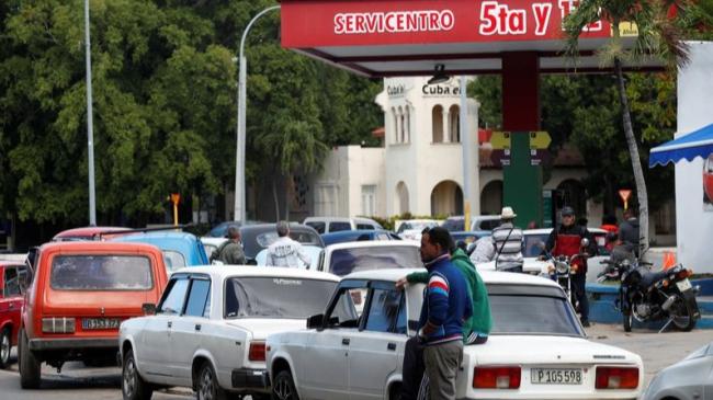Cola de automóviles en un servicentro de La Habana para cargar combustible.