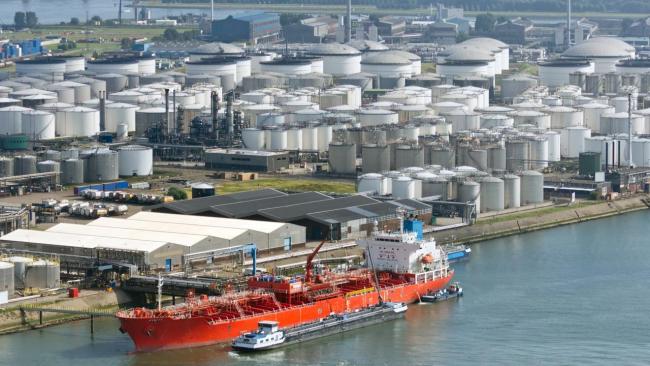 Barco petrolero en una terminal de Venezuela.