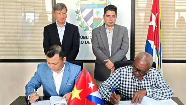 Firma del contrato en La Habana.