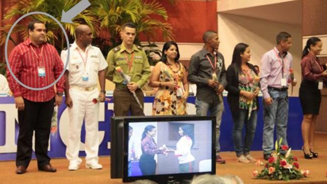 Yuniel Báez Pedrera al ser elegido miembro del Comité Nacional de la UJC.