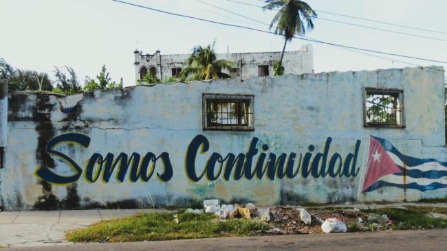 Una pared con propaganda oficial. 