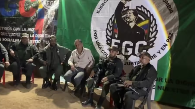 Reunión entre miembros del Clan del Golfo y el Gobierno de Colombia.