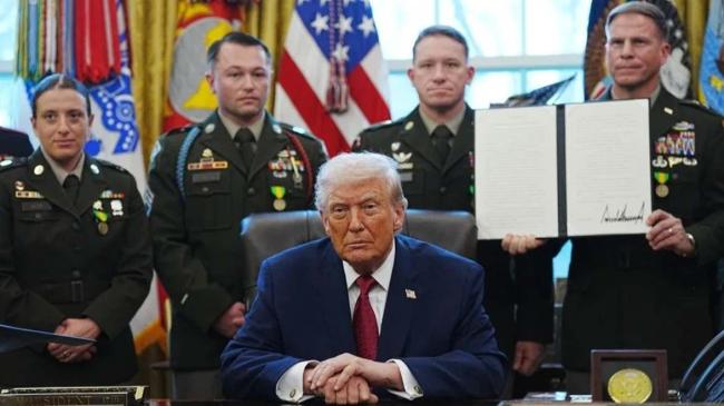 Donald Trump firma una orden ejecutiva en la que se designa al fentanilo ilícito como arma de destrucción masiva en la Casa Blanca,