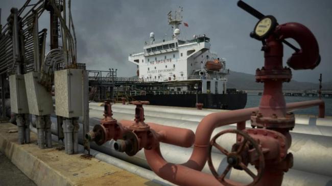 Un barco de petróleo en una refinería de Venezuela.