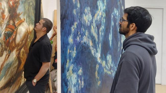 Richard Somonte (izq.) y Lester Álvarez Meno frente a sendas obras suyas.