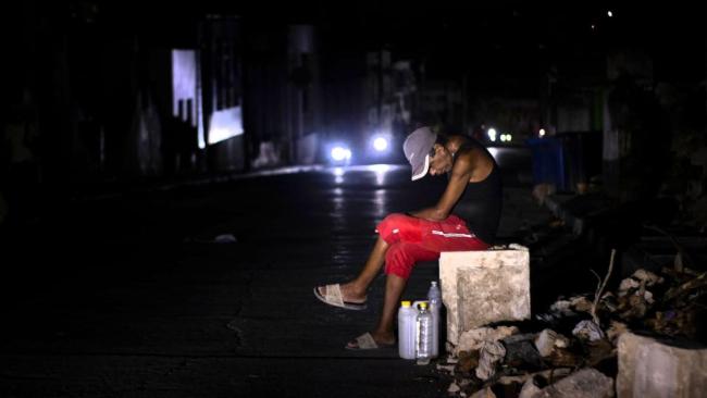 Un cubano en medio de uno de los apagones totales en La Habana este 2025.