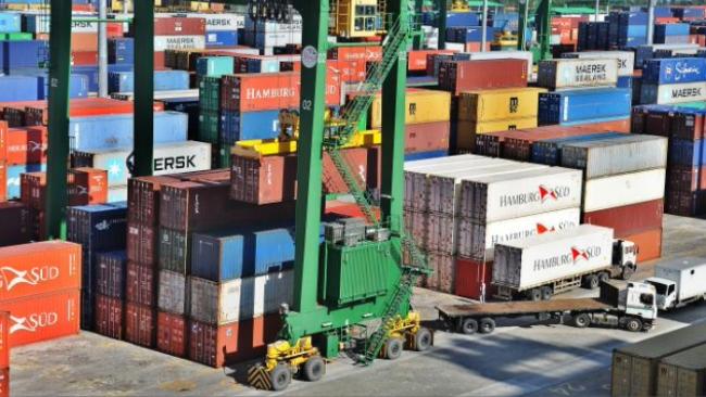 Descarga de contenedores en el puerto de La Habana.