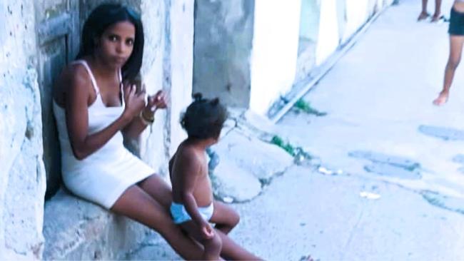 Una mujer y su hija en Cuba.