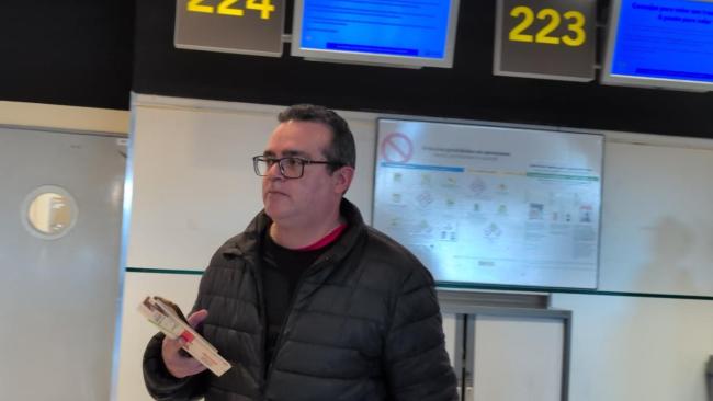 El primer secretario de la embajada de Venezuela en España, Konrath Moreno Figueroa, en el aeropuerto madrileño.