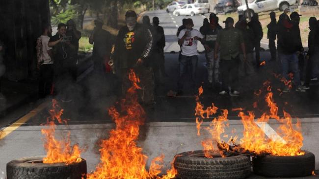 Barricada en una carretera en Honduras tras las elecciones.