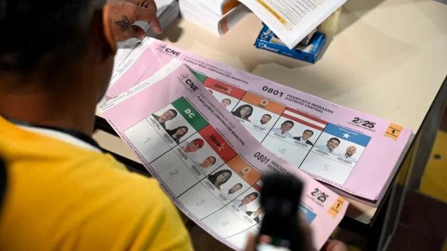 Un funcionario electoral revisa boletas de votación en Tegucigalpa.