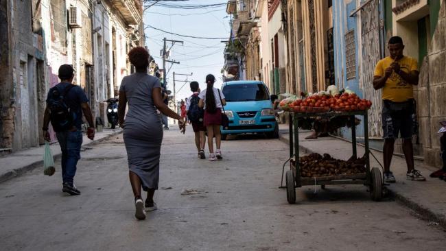 Un carretillero en una calle de La Habana.