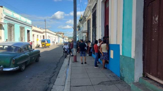 Personas en una calle de la ciudad de Matanzas.