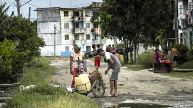 Cubanos en Granma en la agonía del abasto de agua tras el impacto de Melissa.
