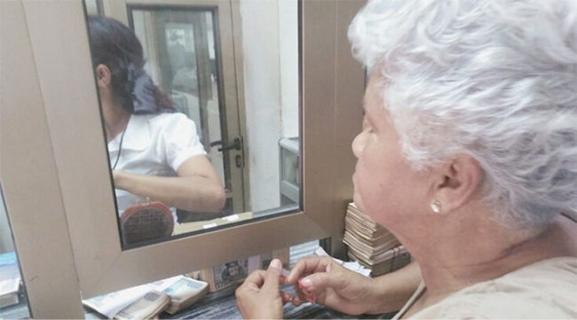 Operación en una sucursal del Banco de Crédito y Comercio de Cuba.