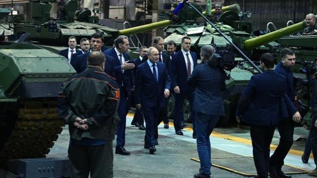 Putin visita una fábrica de tanques en Rusia.