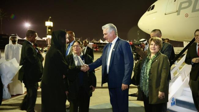 Miguel Díaz-Canel al bajar del avión de Plus Ultra en Emiratos Árabes. 