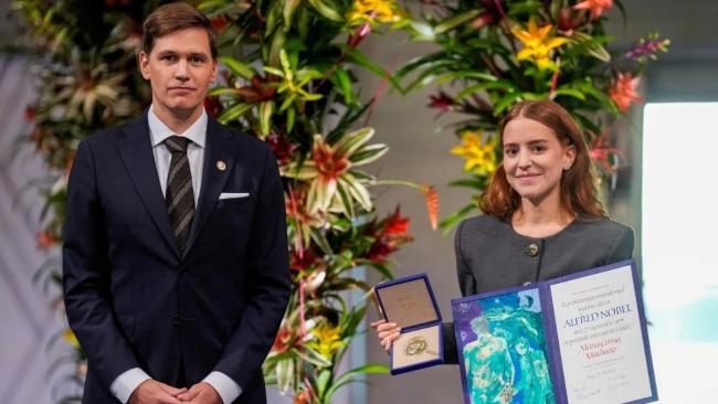 Ana Corina Sosa (d) y Jørgen Watne Frydnes.