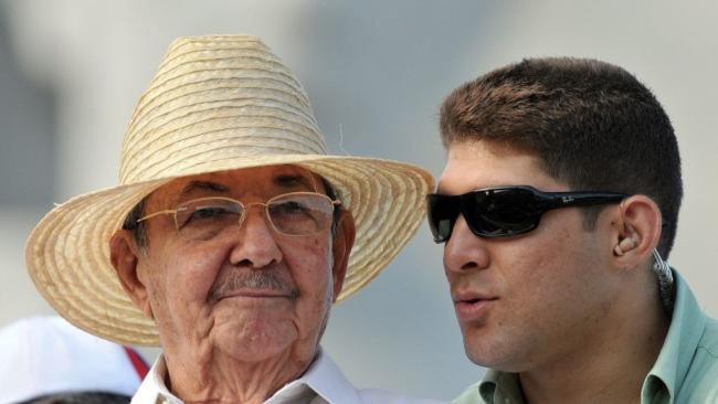 Raúl Guillermo Rodríguez Castro junto a su abuelo.