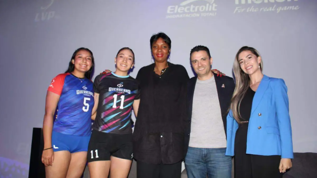 Regla Torres (centro) con jugadoras y figuras del club Guerreras de Puebla.