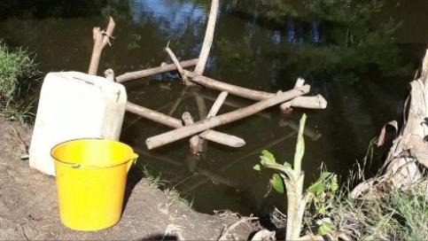 Recipientes para cargar agua en una laguna del municipio Río Cauto.