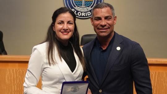 Rosa María Payá junto al alcalde de Miami, Francis Suárez.
